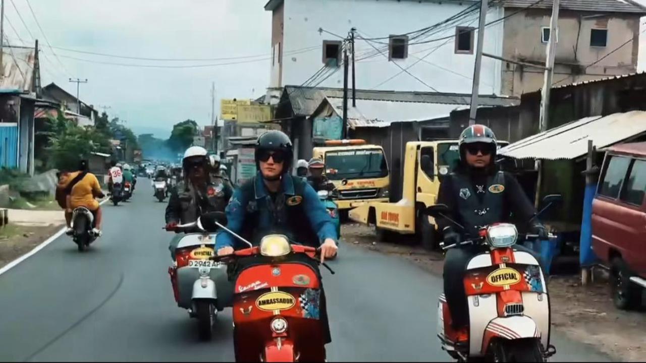 Keseruan Vino G. Bastian Makan Cuanki, Inspirasi Kesederhanaan di Tengah Gemerlap
