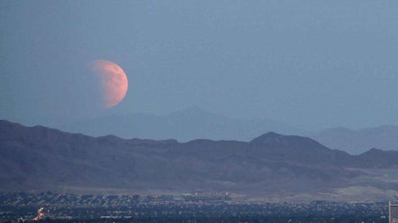 Menyaksikan keindahan fenomena Supermoon 'berdarah'
