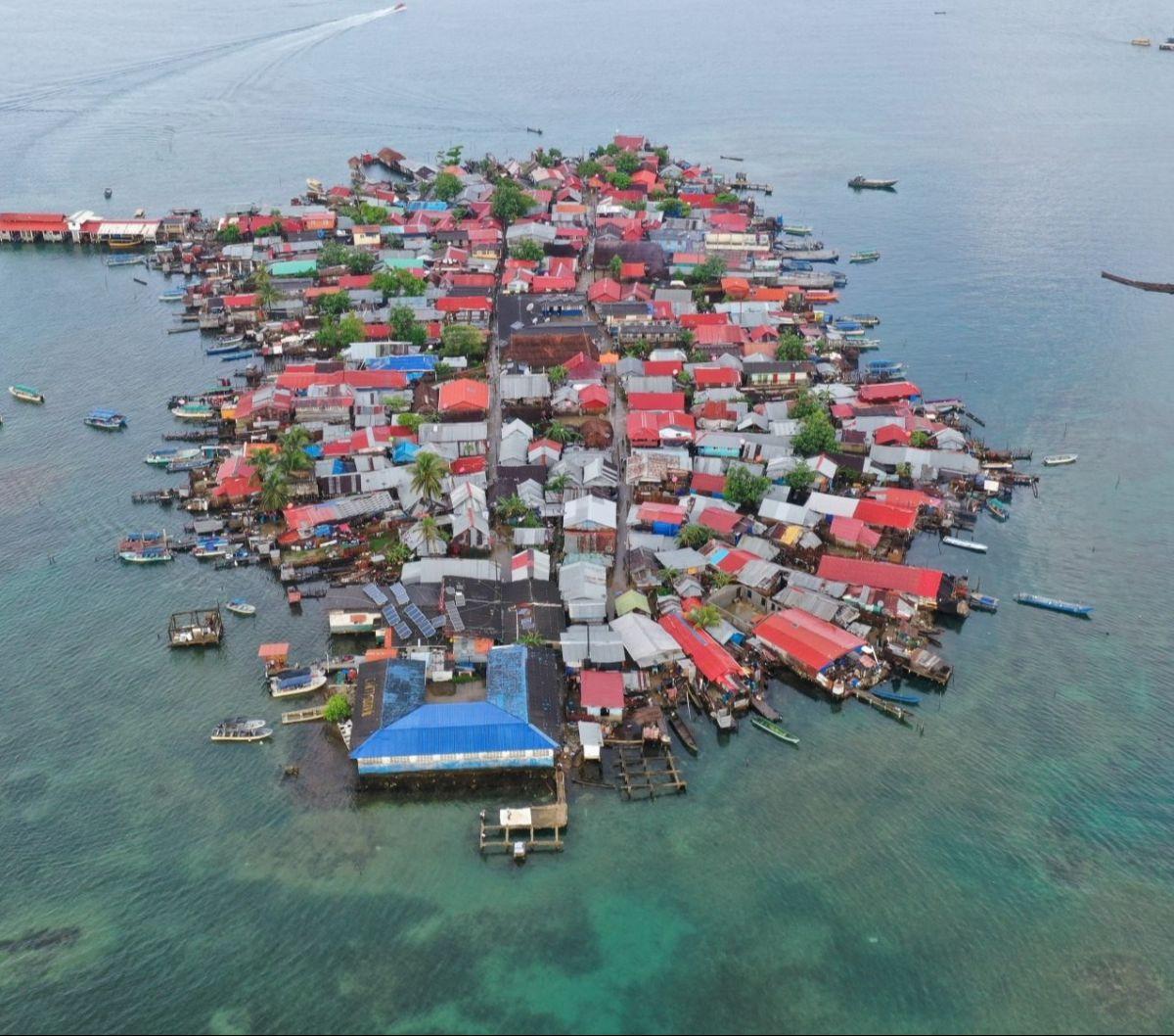 Ratusan keluarga dari kelompok adat Guna telah memulai meninggalkan rumahnya dari pulau kecil Gardi Sugdub karena permukaan air laut yang semakin tinggi dan merendam rumah-rumah mereka. Foto: Presidencia de Panama/Handout via REUTERS