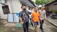 Tersangka M (48) menjalani pemeriksaan di Mapolsek Cluring Banyuwangi (Hermawan Arifianto/Liputan6.com)