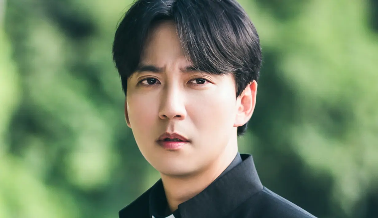 <p>Kim Hae Il mencapai puncak kemarahannya sejak kemunculan pertamanya. Mengenakan jubah pendeta, ia melangkah dengan mantap menuju tujuannya, membangun antisipasi atas keadilan yang ia cari melalui misinya. (Foto: SBS via Soompi)</p>