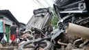 Kondisi sejumlah mobil yang terbalik akibat terjangan banjir di Perumahan Pondok Gede Permai, Jatiasih, Kota Bekasi, Jawa Barat, Kamis (2/1/2020). Derasnya terjangan banjir menyebabkan puluhan mobil terbalik dan belasan sepeda motor ringsek akibat terbawa arus. (merdeka.com/Iqbal Nugroho)
