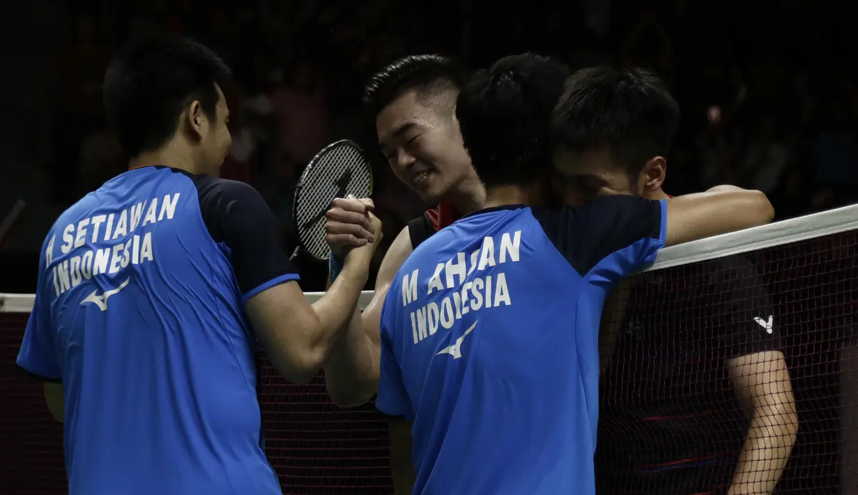 Ganda putra Indonesia, Mohammad Ahsan/Hendra Setiawan, saat menghadapi ganda Chinese Taipei, Lee Yang/Wang Chi Lin, pada laga Indonesia Masters 2020 di Istora Senayan, Jakarta, Jumat (17/1). Ahsan/Hendra menang 9-21, 21-15, dan 21-19. (Bola.com/Yoppy Renato)