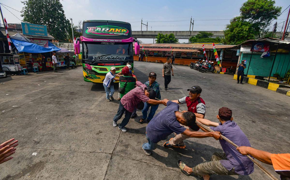 Keseruan Lomba Tarik Bus Sambut HUT ke-81 RI