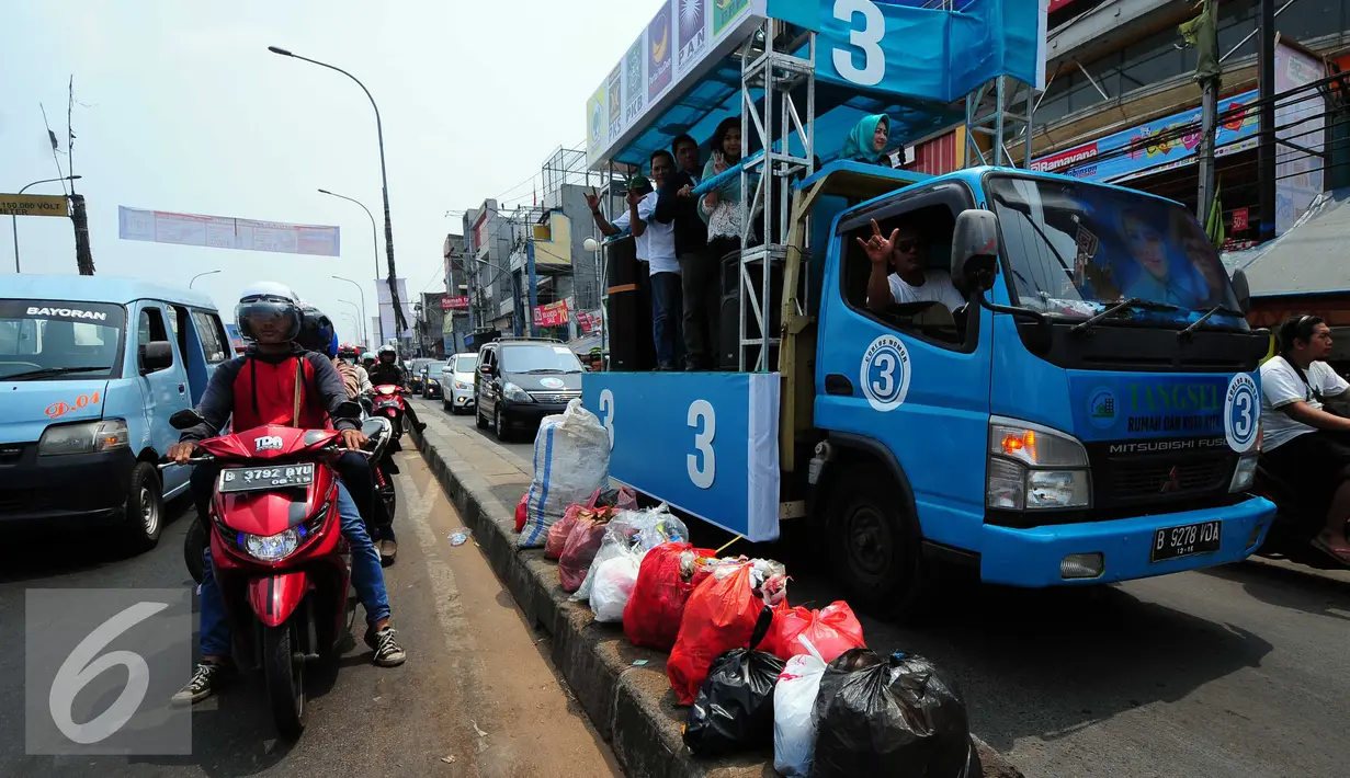 Suasana Karnaval Sosialisasi Pilkada Damai Kota Tangerang Selatan, Minggu (20/9/2015) KPUD Kota Tangsel mengajak masyarakat untuk mensukseskan Pilkada Serentak. (Liputan6.com/Helmi Afandi)