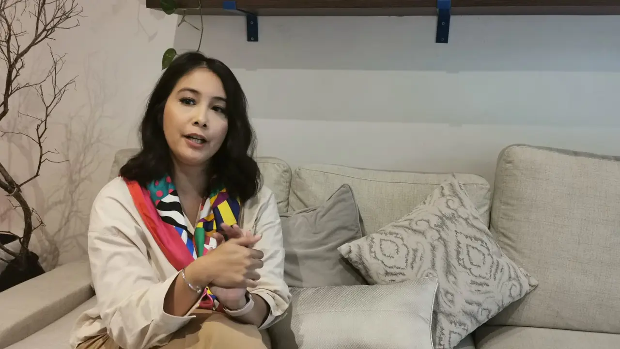 Diana Puspita di kedai kopi miliknya, Living Room