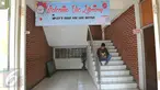 Mahasiswa duduk di tangga kampus Unversitas Ibnu Chaldun Jakarta, Selasa (6/10). Kementerian Riset, Teknologi, dan Pendidikan Tinggi telah membekukan 243 kampus termasuk 22 kampus yang berada di Jakarta. (Liputan6.com/Gempur M Surya)