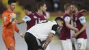 Ekspresi kecewa Striker Fulham, Aleksandar Mitrovic (tengah) usai dikalahkan Burnley 0-2 dalam laga lanjutan Liga Inggris 2020/2021 pekan ke-35 di Craven Cottage Stadium, London, Senin (10/5/2021). Fulham dipastikan terdegradasi musim depan. (AP/Clive Rose/Pool)