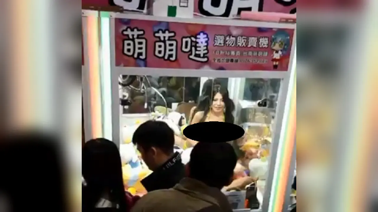 Sedikitnya ada empat mesin claw crane yang diisi wanita memakai bikini secara bergantian (Facebook/台南萌萌噠選物販賣機)