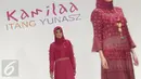 Model mengenakan busana karya desainer Itang Yunasz di Pasar Blok B Tanah Abang, Jakarta, Kamis (9/3). Dengan label Kamilaa, Itang menggunakan kain motif batik untuk gamis, kaftan, dan blus-blus panjang. (Liputan6.com/Immanuel Antonius)