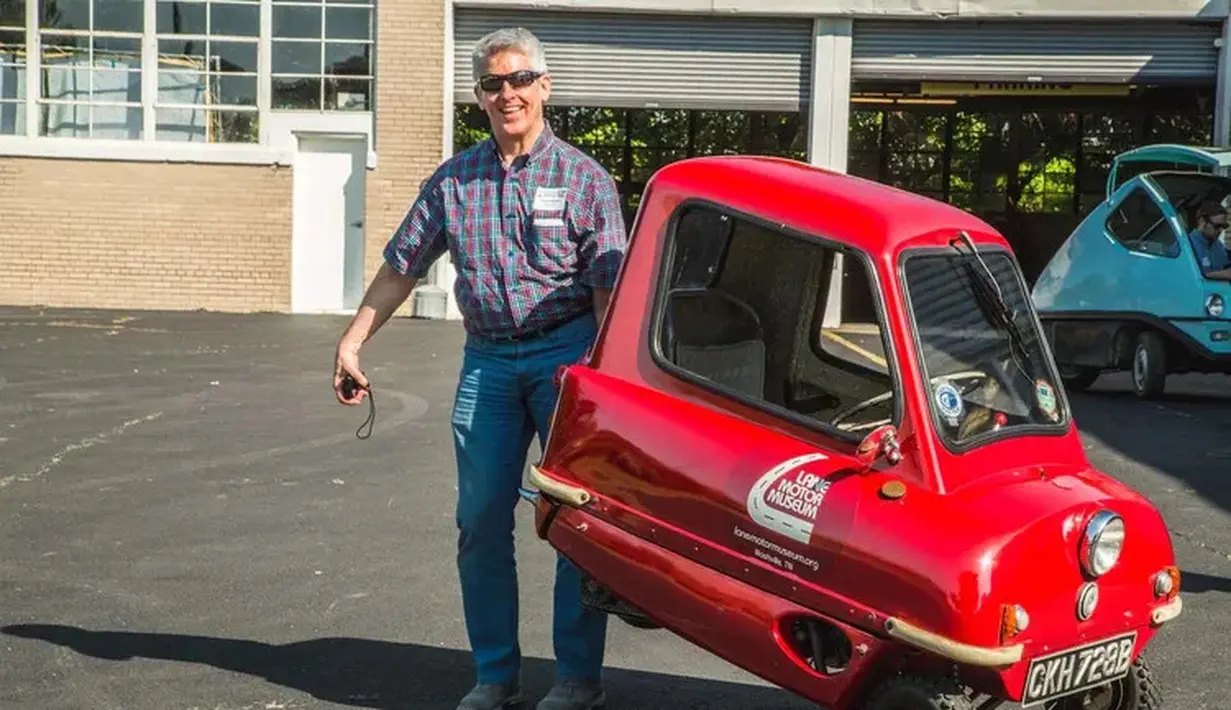 Peel P50 diproduksi pada dua era yang berbeda. yang pertama pada tahun 60an dan yang lainnya pada tahun 2010. Mobil ini merupakan sebuah mobil berjenis coupe yang hanya memiliki satu pintu. Mobil ini ditenagai mesein kecil dan tidak memiliki gigi mundur. Jadi, supirnya harus keluar mobil dan menggeser mobilnya secara manual. (Source: hotcars.com)