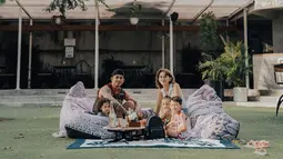 Dahlia Poland sepertinya sangat menikmati kesibukannya sebagai seorang ibu rumah tangga yang mengurus suami dan ketiga anaknya. (FOTO: instagram.com/dahliachr/)