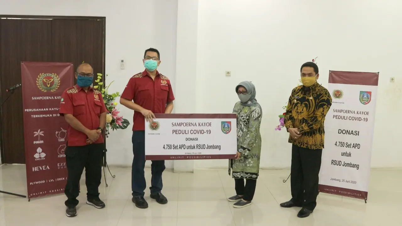 Sampoerna Kayoe menyalurkan donasi berupa Alat Pelindung Diri (APD). Dok