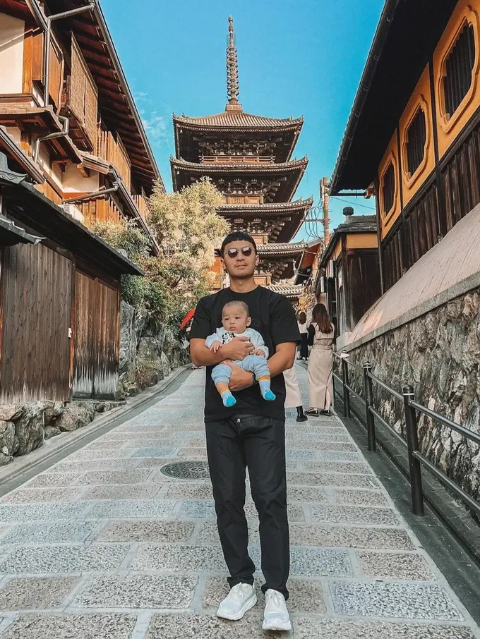 Kebersamaan Indra Priawan dan anak