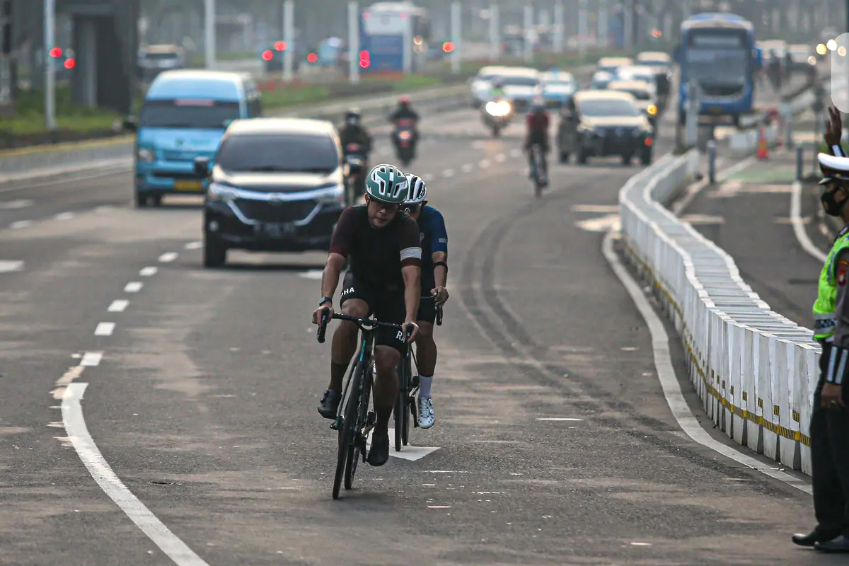 FOTO: Polisi Tertibkan Pesepeda Bandel yang Keluar Jalur