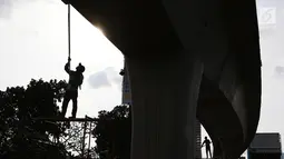 Suasana saat pekerja mengecat dinding Flyover Pancoran di Jakarta, Sabtu (24/2). Pengecatan dilakukan untuk mempercantik flyover serta menghindari kesan kumuh. (Liputan6.com/Immanuel Antonius)