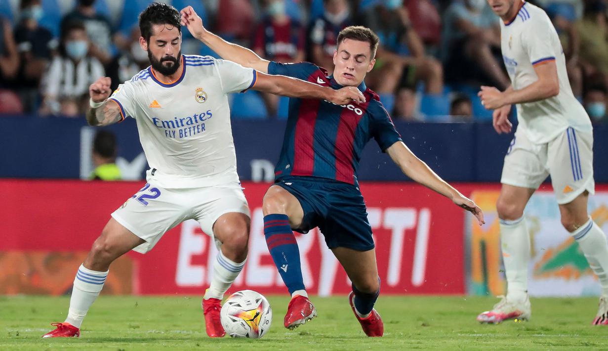 Unggul satu angka, Real Madrid memperlihatkan permainan menyerang. Sayangnya beberapa peluang masih belum menemui sasaran, salah satunya tendangan Isco (kiri) dari dalam kotak pinalti yang masih melambung di atas gawang. Skor 1-0 bertahan hingga babak pertama usai. (Foto: AFP/Jose Miguel Fernandez)