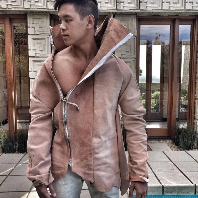 Desainer Arnold Putra