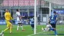 Bek Inter Milan, Matteo Darmian (tengah) melakukan selebrasi usai mencetak gol ke gawang Cagliari dalam laga lanjutan Liga Italia 2020/2021 pekan ke-30 di San Siro Stadium, Milan, Minggu (11/4/2021). Inter Milan menang 1-0 atas Cagliari. (AFP/Alberto Pizzoli)