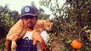 Potret Jason Mraz yang diambil saat berpose bersama dengan kucing di kebun ini bikin gemas banget, ya! (instagram/jason_mraz)