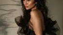 Penampilan magis penuh pesona Ariel Tatum mengenakan dress hitam tanpa tali. [Foto: Instagram/arieltatum]
