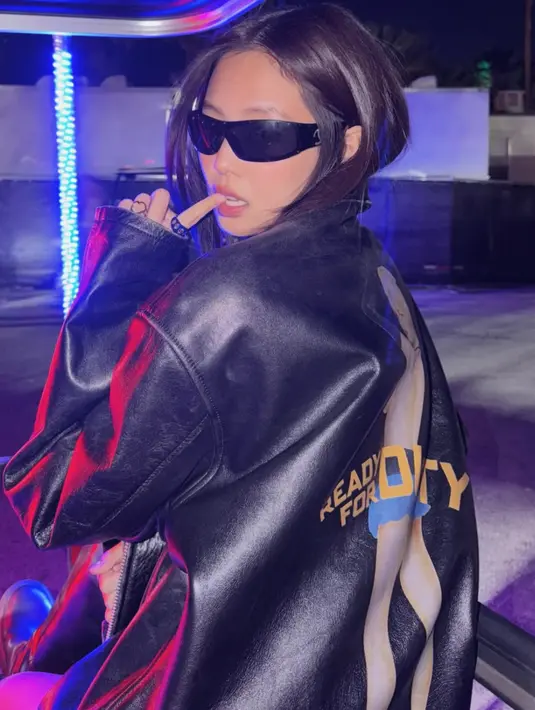 Jaket bergambar belakang tersebut dipadukan kacamata hitamnya. [@jennierubyjane]