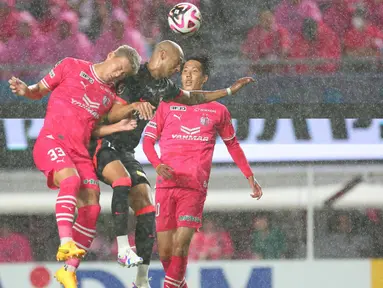 Hingga pekan ke-23 J1 League 2024, Cerezo Osaka mampu bersaing di papan atas dengan menduduki peringkat ke-6 pada klasemen sementara. Keberhasilan klub yang diperkuat pemain naturalisasi Indonesia, Justin Hubner bersaing di papan atas tak lepas dari penampilan apik barisan belakang mereka, khususnya duo bek tengah. Tercatat, 5 pemain telah dipercaya pelatih Akio Kogiku untuk mengisi posisi bek tengah Cerezo Osaka, termasuk Justin Huber. Seperti apa rapor kelimanya? Simak uraiannya berikut ini. (J.LEAGUE)