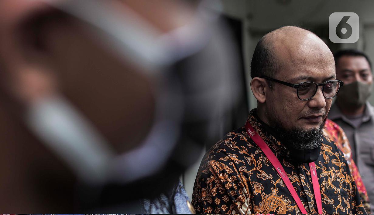 Penyidik KPK Novel Baswedan usai memneuhi panggilan penyidik Komisi Kejaksaan di Jakarta, Kamis (2/7/2020). Novel Baswedan memberikan keterangan terkait aduan masyarakat terhadap penuntut kasus penyerangan air keras pada 2017. (Liputan6.com/Johan Tallo)