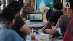 Warga menyaksikan balapan Pertamina Grand Prix of Indonesia 2022 melalui streaming di Bundaran HI, Jakarta, Minggu (20/3/2022). Antusias masyarakat Indonesia nobar sebagai MotoGP Mandalika 2022 yang merupakan kembalinya MotoGP ke Indonesia setelah sempat vakum 25
tahun. (Liputan6.com/Faizal Fanani)