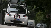 Sebuah kendaraan self-driving otonom saat demonstrasi di sebuah taman Singapura, Senin (12/10). Singapura telah meluncurkan angkutan umum pada hari Senin, berupa komuter dan bus driverless di sepanjang jalan utama kota. (REUTERS/Edgar Su)