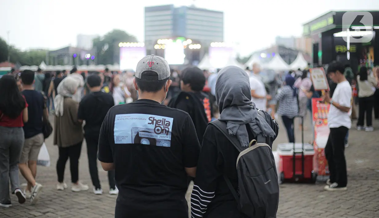 Penonton akan menyaksikan konser Sheila On 7 yang bertajuk 'Tunggu Aku di Jakarta' di kawasan JIExpo Kemayoran, Jakarta Pusat, Sabtu, (28/1/2023). Jelang penampilan grup musik Sheila On 7 dalam konser bertajuk 'Tunggu Aku di Jakarta' penonton mulai memadati kawasan tersebut. (Liputan6.com/Faizal Fanani)
