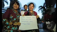 Sepasang guru kembar menyambangi gedung KPK, Jakarta, Senin (26/1/2015). Kunjungan mereka sebagai bentuk dukungan kepada KPK. (Liputan6.com/Herman Zakharia)