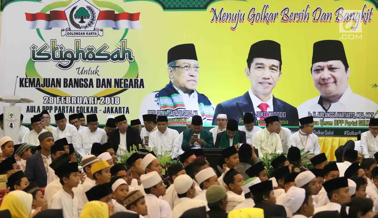 Partai Golkar menggelar Istigasah dengan tema 'Untuk Kemajuan Bangsa dan Negara' di Kantor DPP Partai Golkar, Jakarta, Rabu (28/2). Acara dihadiri oleh Ketum Partai Golkar Airlangga Hartarto serta Ketum PBNU, Said Aqil Siradj. (Liputan6.com/Angga Yuniar)