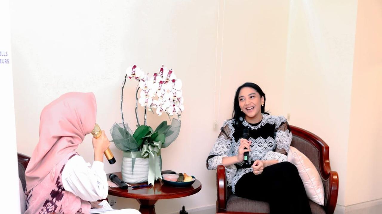 Putri Tanjung yang juga merupakan anak konglomerat Chairul Tanjung mengatakan, banyak UMKM yang telah dibantunya.<br>