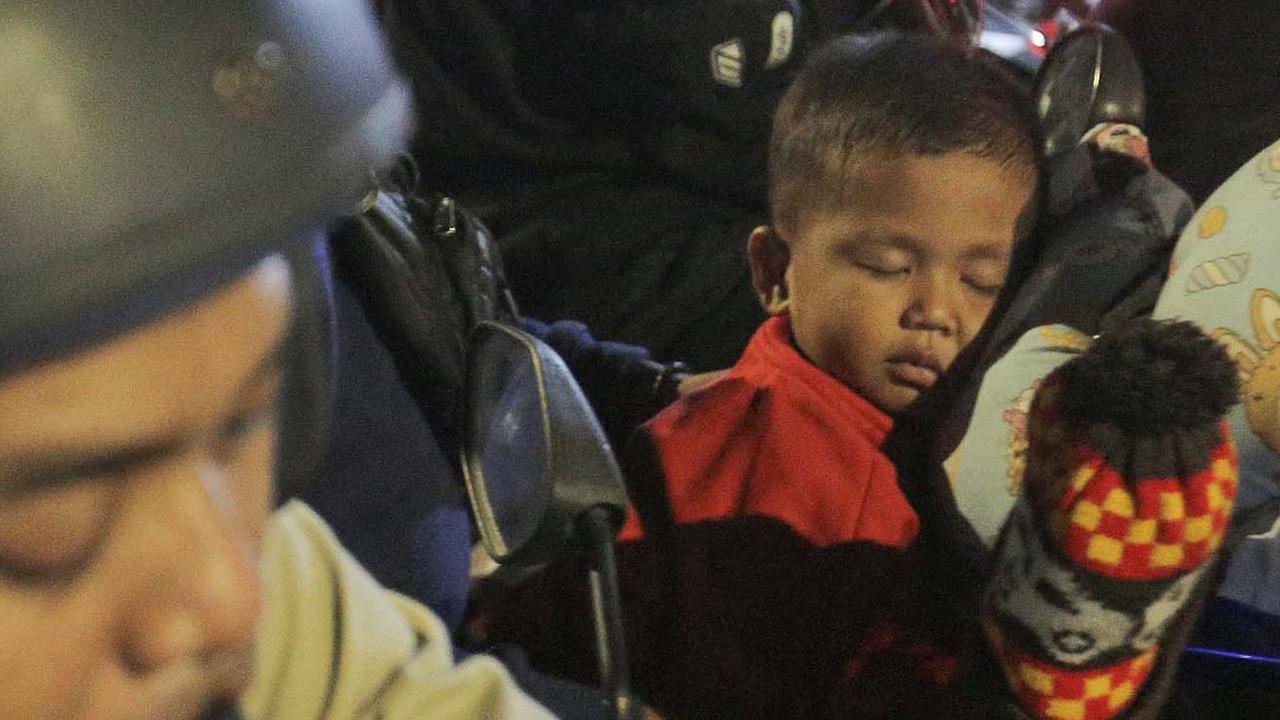 FOTO: Sambil Tidur di Motor, Pemudik Antri Masuk Kapal Di Puncak Arus Mudik Ciwandan