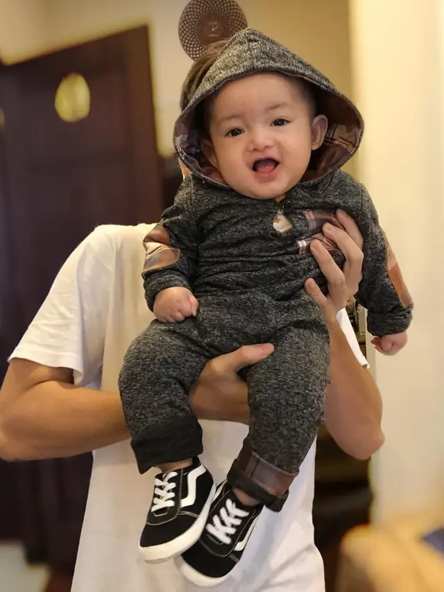 Idaman, Ini 6 Potret Rizky Nazar Saat Momong Keponakannya