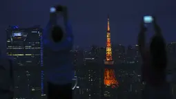 Pengunjung berfoto dari dek observasi Shibuya Sky di Tokyo, Sabtu (9/10/2021). seminggu setelah Jepang sepenuhnya keluar dari keadaan darurat virus corona untuk pertama kalinya dalam lebih dari enam bulan. (AP Photo / Kiichiro Sato)