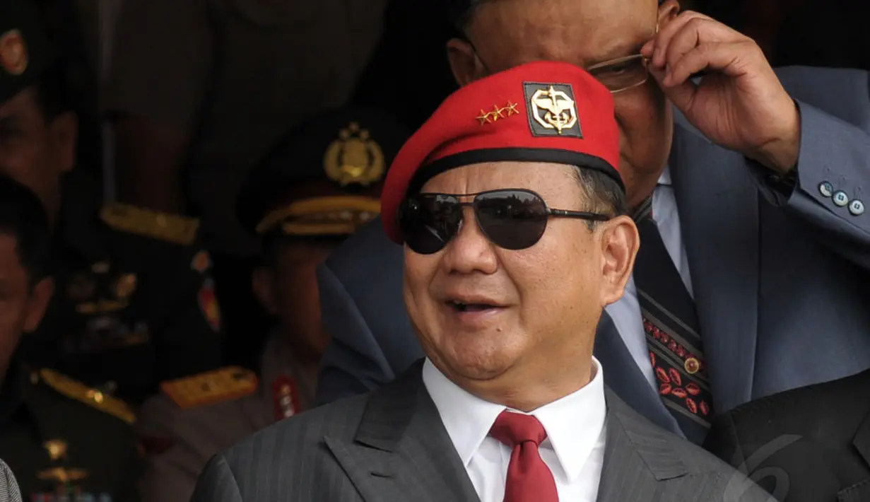 Bintang 3 tersemat di baret merah yang digunakan mantan Danjen Kopassus Prabowo Subianto saat hadir dalam upacara Sertijab Danjen Kopassus di Mako Kopassus, Jakarta, Jumat (24/10/2014). (Liputan6.com/Helmi Fithriansyah)