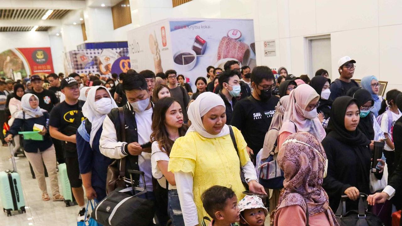 Sejumlah penumpang mengantre saat hendak menaiki Kereta Cepat Whoosh di Stasiun Kereta Cepat Halim, Jakarta, Minggu (24/12/2023). KCIC mencatat pengguna jasa kereta cepat Whoosh dalam sepekan terakhir meningkat sekitar 20-25 persen.<br>