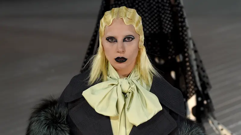 20160218-Tanpa Alis, Lady Gaga Tampil Menyeramkan di Catwalk Marc Jacobs-New York