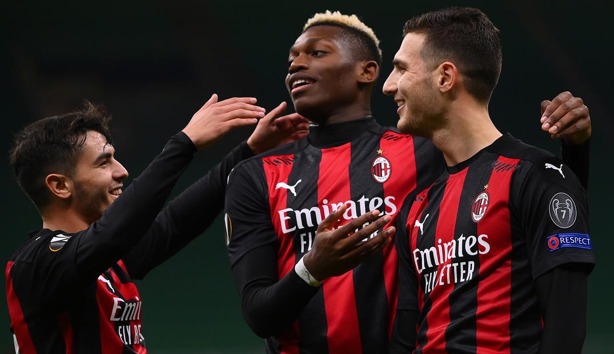 Pemain AC Milan merayakan gol yang dicetak Diogo Dalot ke gawang Sparta Praha pada laga lanjutan Liga Europa 2020/2021 di Stadion San Siro, Jumat (30/10/2020) dini hari WIB. AC Milan menang 3-0 atas Sparta Praha. (AFP/Marco Bertorello)