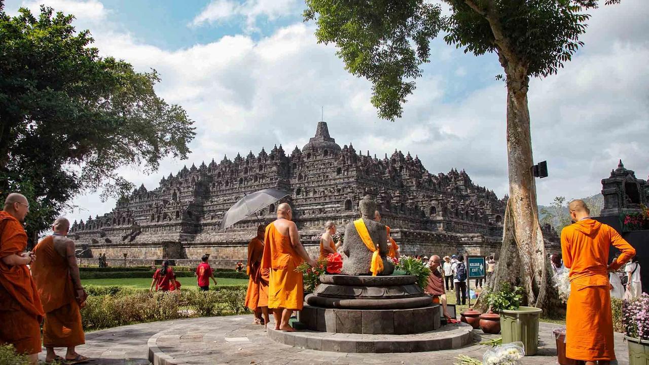 FOTO: Ribuan Umat Buddha Hadiri Puncak  Perayaan Waisak di Candi Borobudur