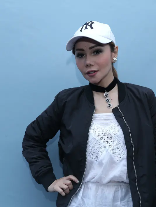 "Astaganaga Tuhan, itu manusia apa binatang sih orang lagi sakit berjuang hidup mati dibilang implan payudara. Enggaklah. Saya udah bersyukur dengan apa yang saya punya dari Tuhan, payudara saya," ucapnya. (Galih W. Satria/Bintang.com)