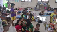 Puluhan anak-anak turut mengungsi akibat banjir besar di Sidareja, Cilacap, yang telah menjadi langganan tiap tahun. (Foto: Liputan6.com/Muhamad Ridlo)