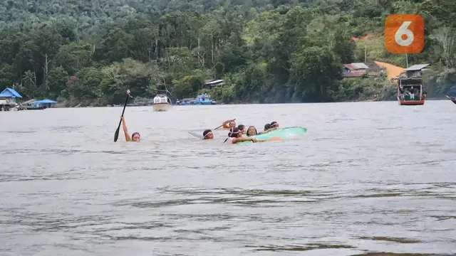 Ibu-ibu Lomba Perahu
