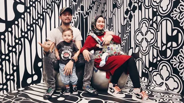 6 Potret Hangat Keluarga Donny Michael dan Aryani Fitriana, Harmonis
