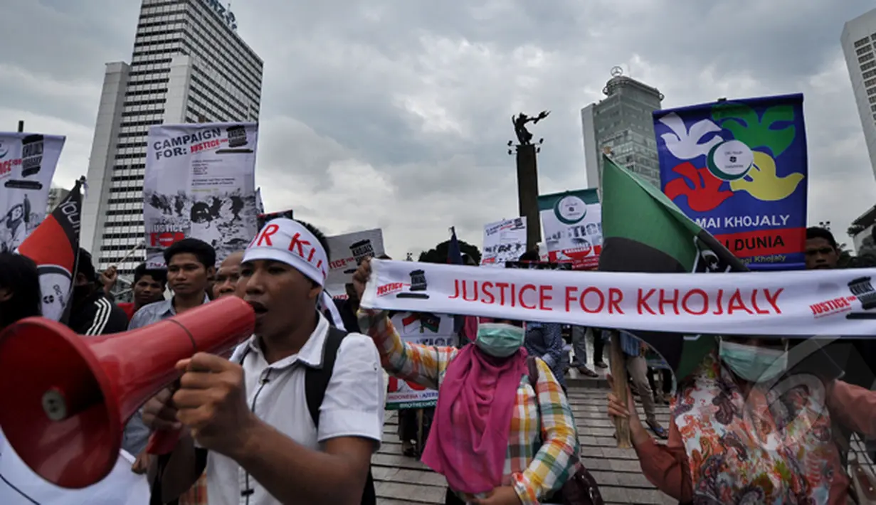 Sejumlah massa yang tergabung dalam Pemuda Organisasi Kerjasama Islam menggelar aksi unjuk rasa di Bundaran Hotel Indonesia, Jakarta, Senin (23/2/2015). (Liputan6.com/Faizal Fanani)