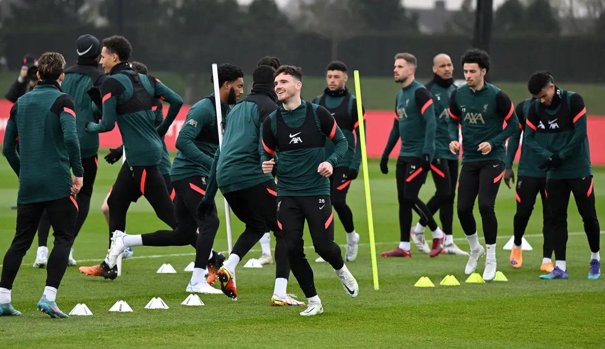 Para pemain Liverpool ambil bagian dalam sesi latihan jelang melawan Benfica pada pertandingan leg kedua perempat final Liga Champions di tempat latihan Liverpool FC di Liverpool, Inggris, 12 April 2022. Liverpool. (Paul ELLIS/AFP)