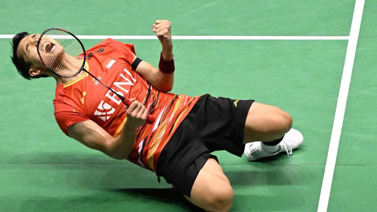 Tunggal putra Indonesia, Jonatan Christie, berhasil menang secara dramatis dengan skor 12-21, 22-20, 21-18 atas wakil Jepang, Kenta Nishimoto, pada babak final Hong Kong Open 2023 yang berlangsung di Hong Kong Coliseum, Minggu (17/9/2023).