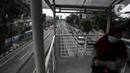 Warga berjalan di JPO Jalan Warung Buncit Raya yang kini diganti dengan nama Jalan Hajah Tutty Alawiyah, Jakarta, Senin (27/6/2022). Gubernur DKI Jakarta Anies Baswedan baru saja mengganti 22 nama jalan di Jakarta, salah satunya Jalan Warung Buncit Raya. (Liputan6.com/Johan Tallo)